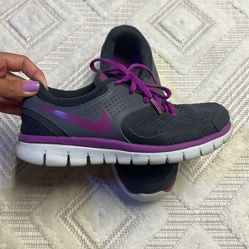 NIKE Tennis Shoes - Picture 2 of 9